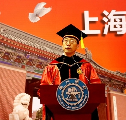 张杰代表学校向2012届毕业生表示热烈祝贺