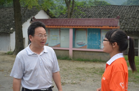 桑植县教育局局长向贤良等一行领导来到芭茅溪中学小学