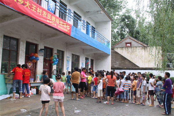 村民和小学生们积极踊跃报名参加比赛