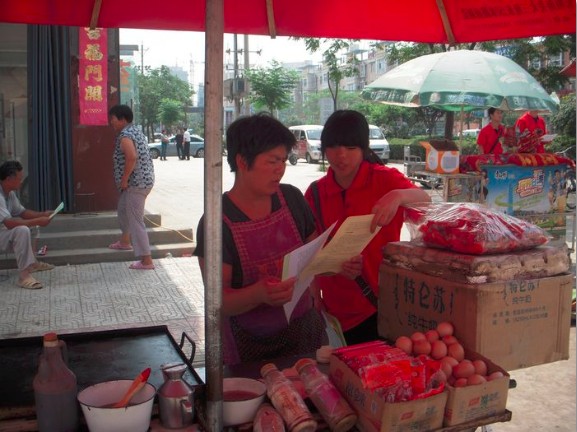 队员们向餐饮店宣传夏季食品安全知识