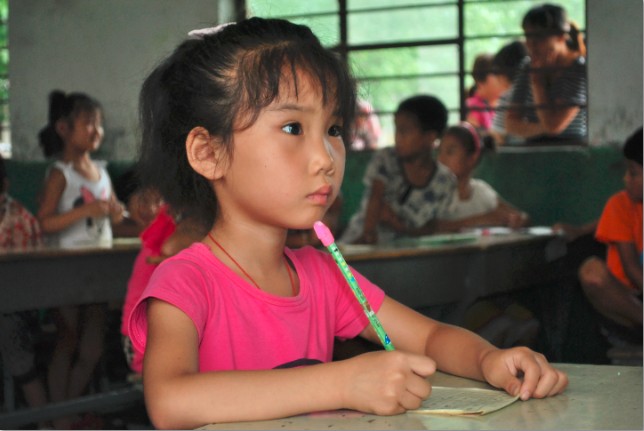 支教课上认真学习的小女孩