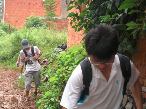 走进山间路上