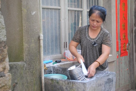 女人干点零活，在家带带孩子，做些家务