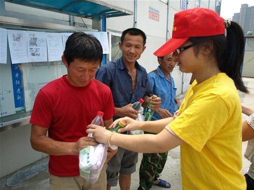 给建筑工人送上亲手煮的绿豆汤