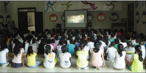 　　　学员们聚精会神地观赏主题电影