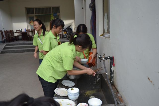 实践活动中，团队成员充分发挥了当代大学生艰苦朴素的作风