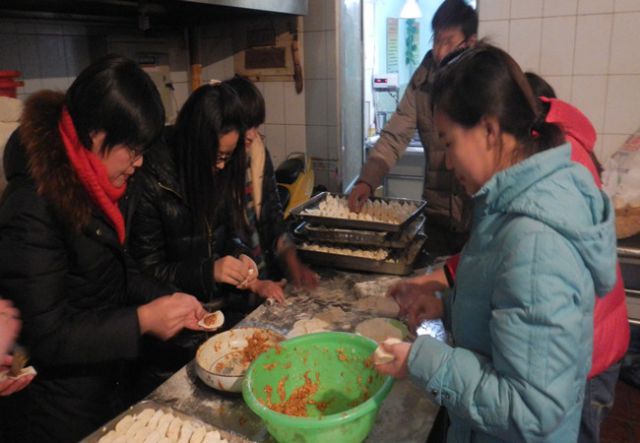 师生一起包水饺