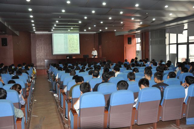 中国科学院院士陈颙为地科学院师生作学术报告