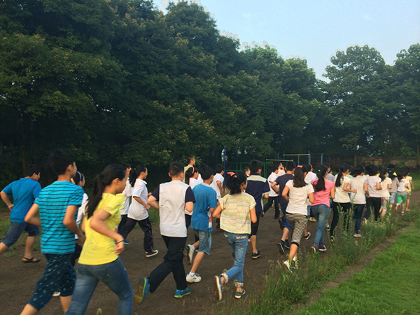 朝阳下的奔跑——湖师大数计院“爱在白箬铺第三季”军训晨练