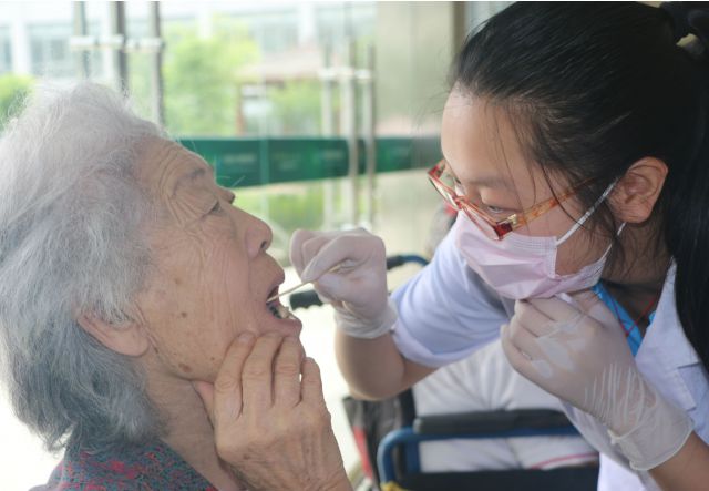 湖医学子为福利院老人送温暖