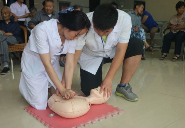 湖医学子为福利院老人送温暖