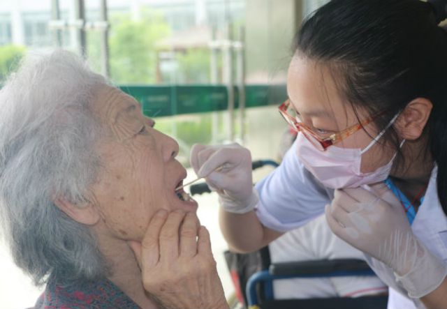 湖医学子为福利院老人送温暖