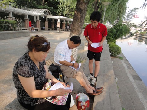 发放绿色节能科普宣传单