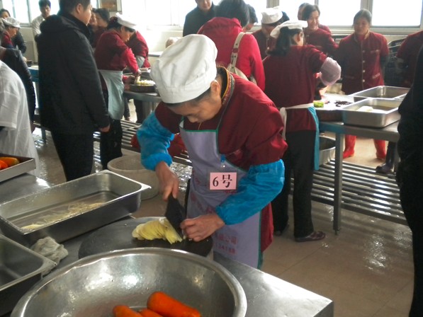 井冈山大学饮食中心与河西管理部联合举行蔬菜切配比赛