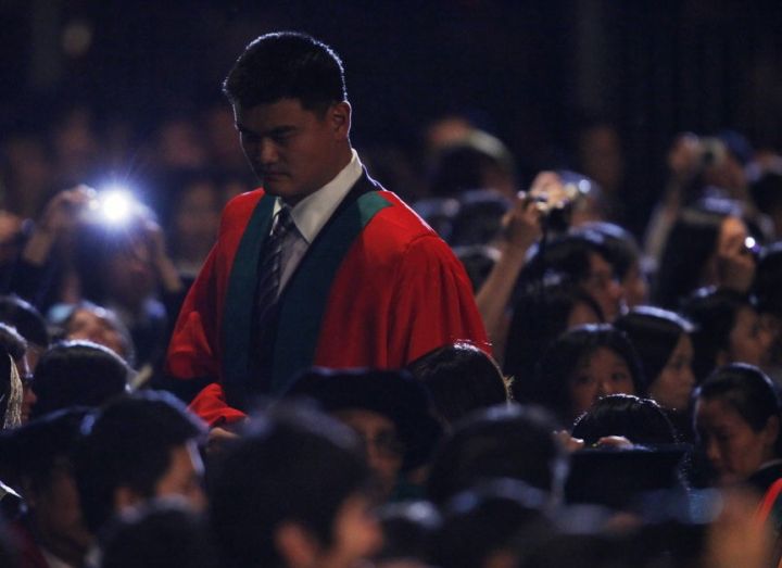 姚明获港大名誉博士学位，人群中最突出