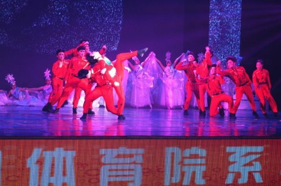 沈阳体院学生在表演舞蹈《踏雪寻梦》