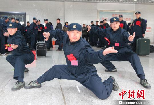 严康力（左）、朱洪震（中）、何明俊（右）在郑州火车站集结点摆出武打造型