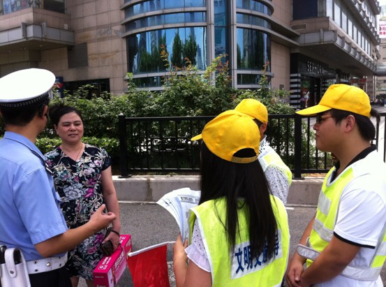 大学生协助杭州交警执勤活动