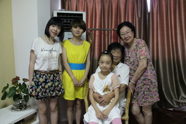小分队来到了贺世忠老师和其妻子王颐玲老师的家拜访两位戏剧界的老人