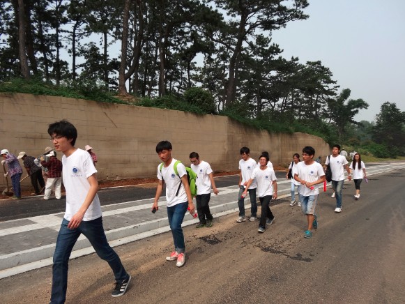 实践队行走在去警备区的路上