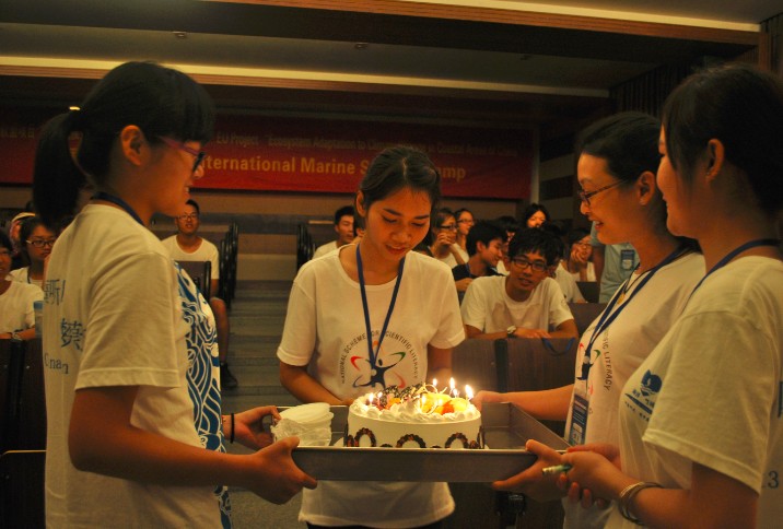 大家为泰国女孩Jeab庆祝生日