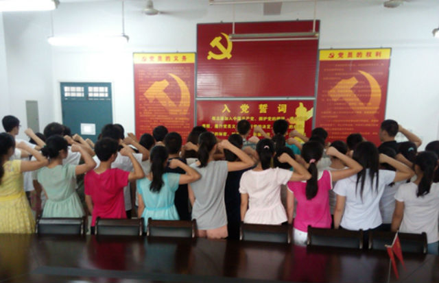 赣南师范学院数计学院举行新党员入党宣誓仪式